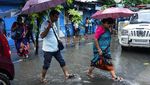 Terjebak Badai, Pekerja India Neduh di Toko yang Tutup