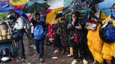 Terjebak Badai, Pekerja India Neduh di Toko yang Tutup