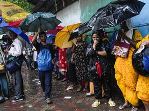 Terjebak Badai, Pekerja India Neduh di Toko yang Tutup