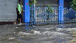 Terjebak Badai, Pekerja India Neduh di Toko yang Tutup