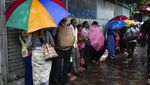 Terjebak Badai, Pekerja India Neduh di Toko yang Tutup
