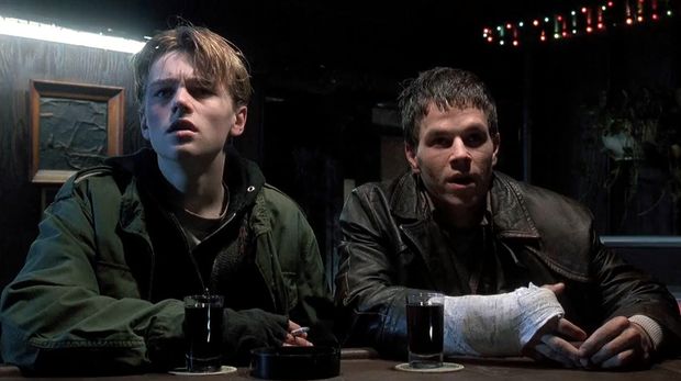 Cuplikan adegan Leonardo DiCaprio dan Mark Wahlberg di The Basketball Diaries (1995).
