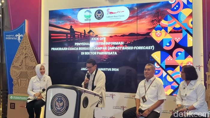 The Weekly Press Briefing with Sandi Uno di Gedung Kemenparekraf, Senin (19/8/2024).