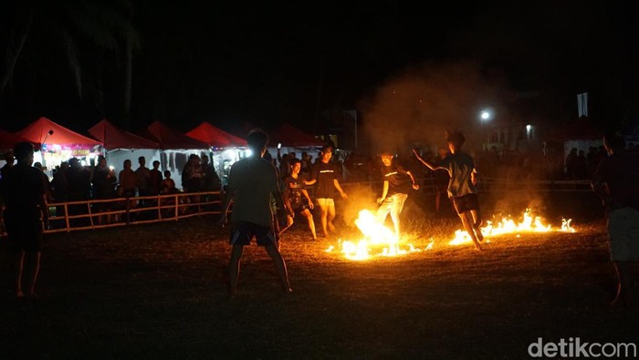 Turnamen sepakbola api di lapangan Kelurahan Pasir Muncang, Kecamatan Purwokerto Barat, Banyumas, untuk memeriahkan HUT Kemerdekaan ke-79 RI, Senin (19/8/2024).