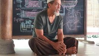 Pak Iskandar pemilik Bumi Langit Institute di Yogyakarta.