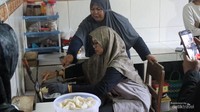 Praktek membuat Opak Gambir.