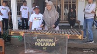 belajar alat musik di kampung Dolanan