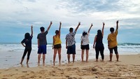 Menikmati Pantai Sanggar bareng bestie