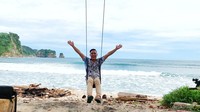 Bisa main ayunan di Pantai Sanggar