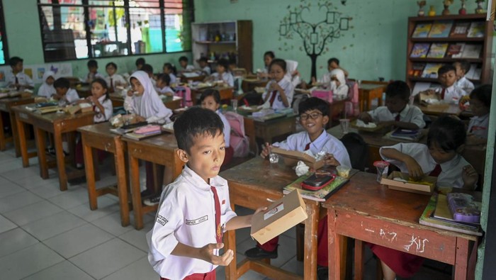 Penjabat Gubernur DKI Jakarta Heru Budi Hartono meninjau pelaksanaan uji coba makan bergizi gratis di SDN 07 Cideng, Jakarta, Senin (19/8/2024). Uji coba tersebut dilaksanakan menggunakan dana operasional Gubernur DKI Jakarta sebesar Rp8 juta untuk membiayai sekitar 500 siswa. ANTARA FOTO/Muhammad Ramdan/tom.