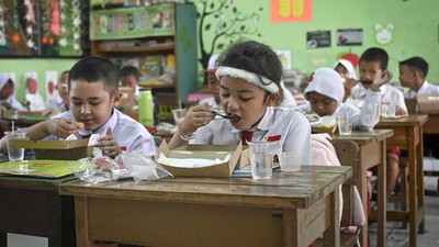 Perdana! Uji Coba Makan Bergizi Gratis di Sekolah Jakarta