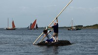 Satu kelompok berisi dua orang peserta yang bekerja sama mengayuh rumput laut.