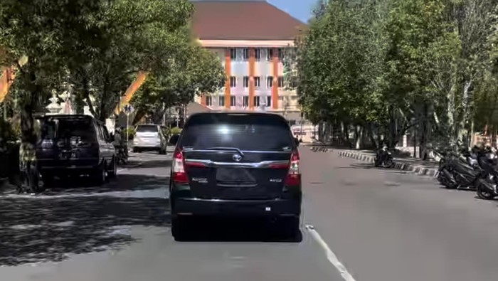 Mobil diduga milik dinas yang pelat nomornya diburamkan saat melintas di Jalan Satria Gunungkidul. Foto diunggah Senin (19/8/2024).