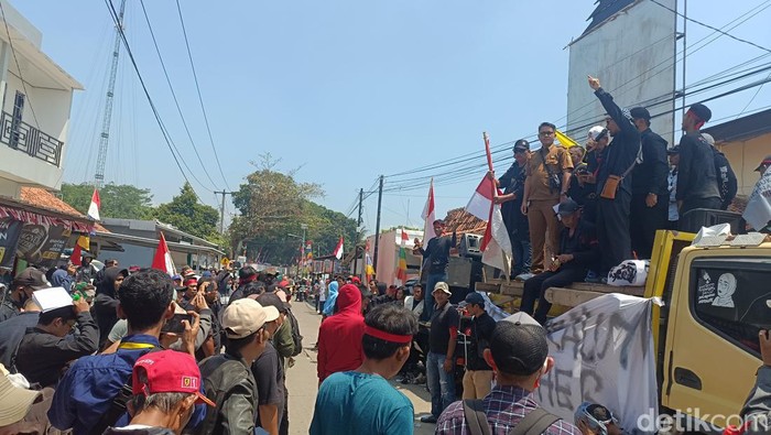 Warga demo kantor desa di Cianjur