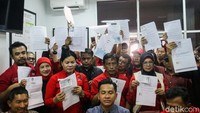Dengan menggunakan kaos merah hingga baju berlogo banteng mereka mendatangi petugas dan membuat laporan dengan membawa bukti bukti dan materai yang ditandatangani.