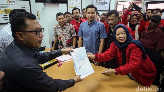 Warga Ramai-ramai Laporkan Dharma Pongrekun-Kun Wardana ke Bawaslu Sejumlah kader PDIP melaporkan Dharma Pongrekun dan Kun Wardana ke Gakkumdu Bawaslu Jakarta. Hal ini terkait pencatutan KTP untuk Pilkada Jakarta.