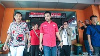 Sejumlah warga dan kader PDIP melaporkan Calon Gubernur Jakarta Dharma Pongrekun dan Kun Wardana dilaporkan ke Gakkumdu Bawaslu Jakarta, Senin (19/8/2024).