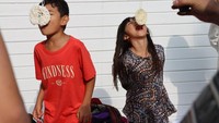 Anak-anak ikut meramaikan perayaan 17-an di kota Luleå, Swedia dengan mengikuti lomba makan kerupuk. (Foto: Doc. Rihan Efendi)
