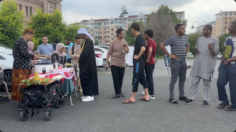 YouTuber bagikan makanan gratis di China dalam rangka HUT RI ke-79