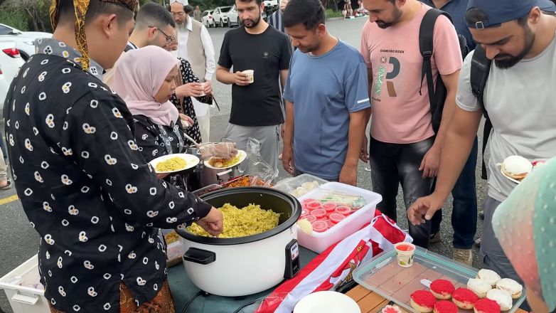 YouTuber bagikan makanan gratis di China dalam rangka HUT RI ke-79