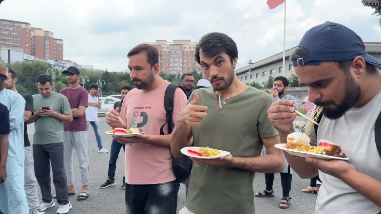 YouTuber bagikan makanan gratis di China dalam rangka HUT RI ke-79