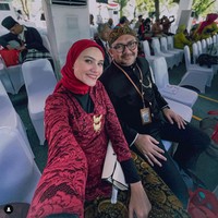 Dari pernikahannya ini, Zee Zee Shahab dan Prabu Revolusi dikaruniai dua anak laki-laki. Foto: Dok. Instagram zeezeeshahab, praburevolusi