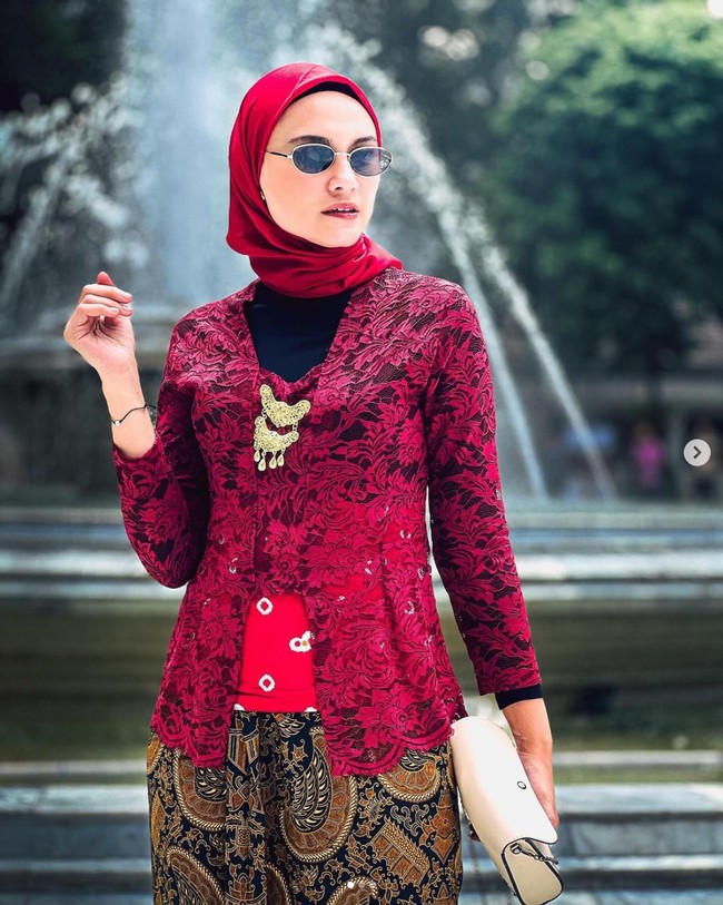 Setelah Luv, Zee Zee Shahab membintangi banyak sinetron, FTV dan film bioskop. Beberapa di antaranya sinetron Jodoh Jejaka, Islam KTP, Ketika Cinta Bertasbih: Meraih Ridho Ilahi, Ji Ung Pendekar Cabe Rawit, film Ummi Aminah, Ada Surga di Rumahmu dan Cahaya Cinta Pesantren. Foto: Dok. Instagram zeezeeshahab, praburevolusi