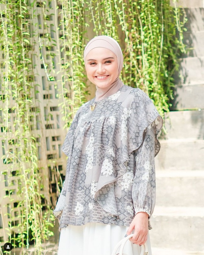 Zee Zee Shahab populer pada tahun 2000-an saat membintangi sinetron Luv. Dia berperan sebagai Stephanie (Steffi) yang digambarkan cerewet, judes, manja dan centil. Foto: Dok. Instagram zeezeeshahab, praburevolusi