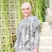 Zee Zee Shahab populer pada tahun 2000-an saat membintangi sinetron Luv. Dia berperan sebagai Stephanie (Steffi) yang digambarkan cerewet, judes, manja dan centil. Foto: Dok. Instagram zeezeeshahab, praburevolusi