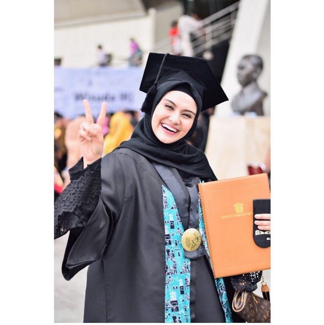 Pendidikan bagi Zee Zee Shahab dan Prabu Revolusi bukan sekadar menambah gelar tapi juga pengetahuan. Pasangan suami-istri ini pun kompak dalam urusan mengejar pendidikan setinggi mungkin. Zee Zee membuktikan menjadi ibu rumah tangga tak menghalanginya untuk menyelesaikan kuliah S-2. Foto: Dok. Instagram zeezeeshahab, praburevolusi