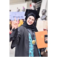 Pendidikan bagi Zee Zee Shahab dan Prabu Revolusi bukan sekadar menambah gelar tapi juga pengetahuan. Pasangan suami-istri ini pun kompak dalam urusan mengejar pendidikan setinggi mungkin. Zee Zee membuktikan menjadi ibu rumah tangga tak menghalanginya untuk menyelesaikan kuliah S-2. Foto: Dok. Instagram zeezeeshahab, praburevolusi