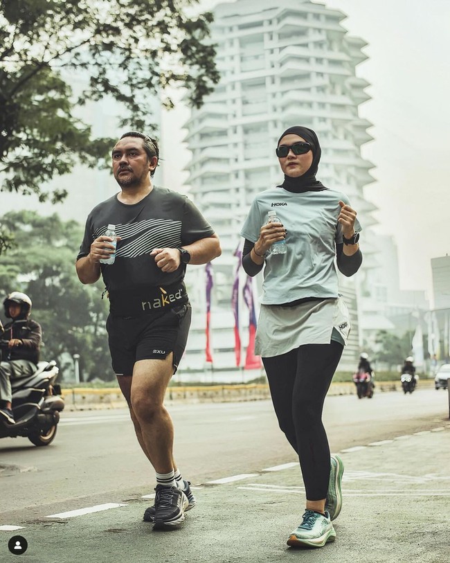 Dalam kesehariannya, Zee Zee Shahab dikenal sebagai artis yang gemar berolahraga lari. Dia pun kerap mengunggah momen lari bersama Prabu Revolusi. Foto: Dok. Instagram zeezeeshahab, praburevolusi