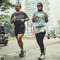 Dalam kesehariannya, Zee Zee Shahab dikenal sebagai artis yang gemar berolahraga lari. Dia pun kerap mengunggah momen lari bersama Prabu Revolusi. Foto: Dok. Instagram zeezeeshahab, praburevolusi