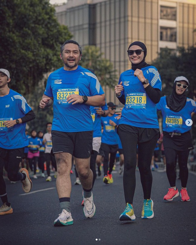 Kisah cinta Zee Zee Shahab dan Prabu Revolusi bersemi pada 2011. Keduanya menikah pada November 2011.  Foto: Dok. Instagram zeezeeshahab, praburevolusi