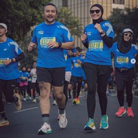 Kisah cinta Zee Zee Shahab dan Prabu Revolusi bersemi pada 2011. Keduanya menikah pada November 2011.  Foto: Dok. Instagram zeezeeshahab, praburevolusi