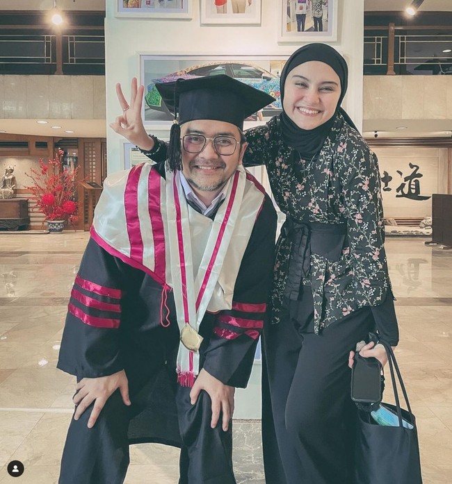 Sementara Zee Zee Shahab lulus S-2 pada 2021, Prabu Revolusi menyelesaikan S-3 pada 2022. Pria 44 tahun ini meraih gelar Doktor Ilmu Komunikasi dari Sekolah Pascasarjana Usahid. Ini merupakan momen Zee mendampingi Prabu yang wisuda S-3. Foto: Dok. Instagram zeezeeshahab, praburevolusi