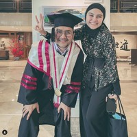 Sementara Zee Zee Shahab lulus S-2 pada 2021, Prabu Revolusi menyelesaikan S-3 pada 2022. Pria 44 tahun ini meraih gelar Doktor Ilmu Komunikasi dari Sekolah Pascasarjana Usahid. Ini merupakan momen Zee mendampingi Prabu yang wisuda S-3. Foto: Dok. Instagram zeezeeshahab, praburevolusi