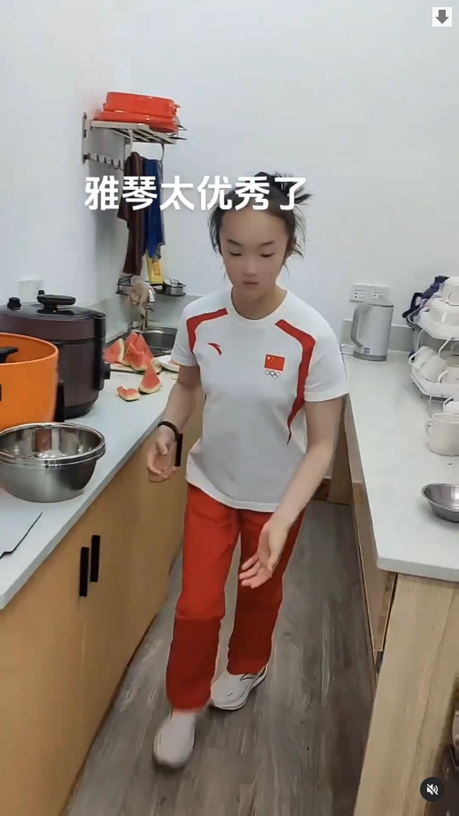 Selain membawakan makanan, Zhou Yaqin rela bolak-balik untuk melayani permintaan pelanggan. Sosoknya sendiri mudah dikenali karena ketika itu memakai seragam timnas dengan rambut dicepol seperti ketika bertanding di Olimpiade. Foto: Dok. Instagram @mychinatrip