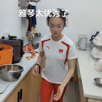 Selain membawakan makanan, Zhou Yaqin rela bolak-balik untuk melayani permintaan pelanggan. Sosoknya sendiri mudah dikenali karena ketika itu memakai seragam timnas dengan rambut dicepol seperti ketika bertanding di Olimpiade. Foto: Dok. Instagram @mychinatrip