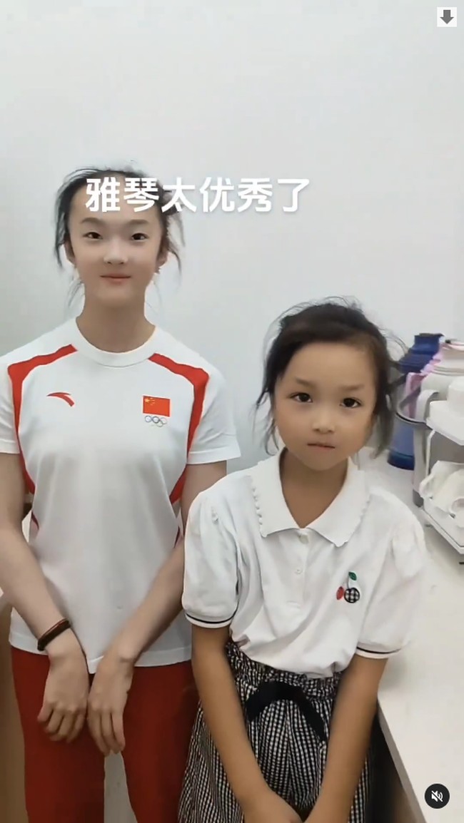 Selama membantu orang tuanya di restoran, Zhou juga berbaik hati untuk melayani permintaan foto dari para pelanggan. Foto: Dok. Instagram @mychinatrip