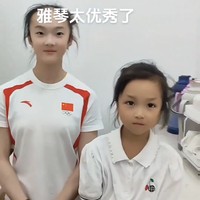 Selama membantu orang tuanya di restoran, Zhou juga berbaik hati untuk melayani permintaan foto dari para pelanggan. Foto: Dok. Instagram @mychinatrip