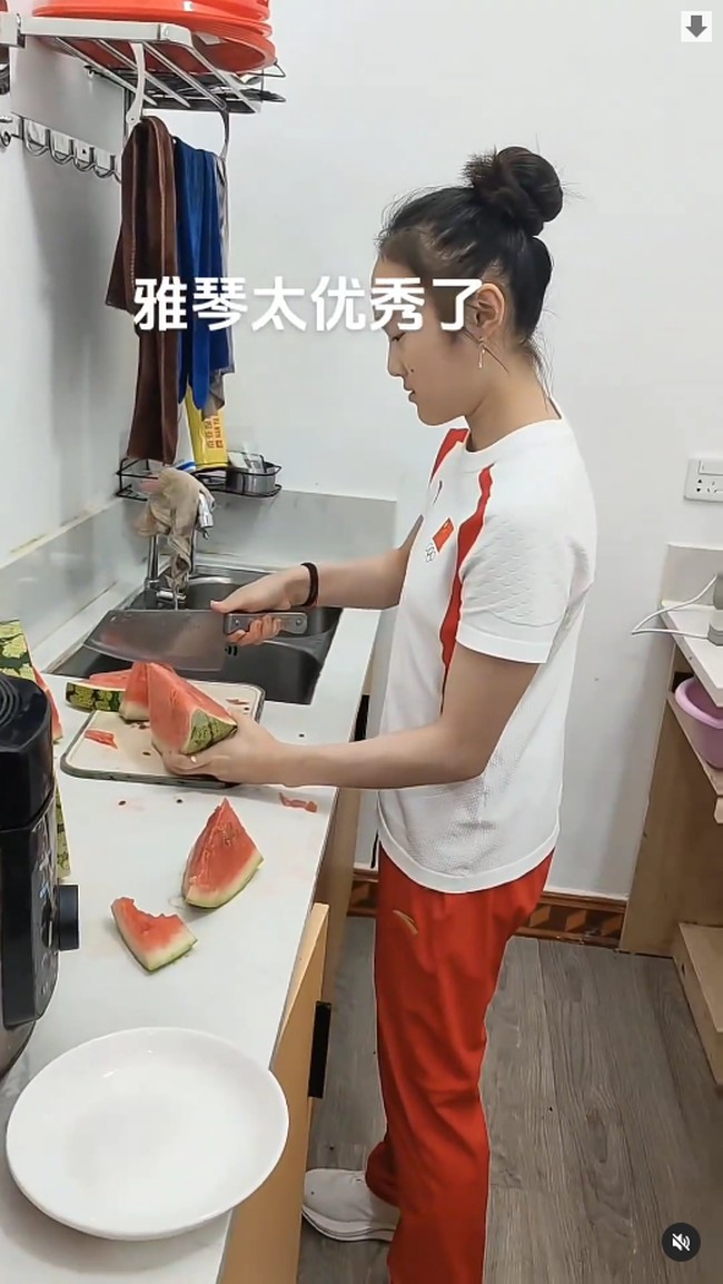 Ini potretnya ketika memotong semangka untuk diberikan kepada pengunjung restoran keluarganya. Foto: Instagram