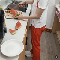 Ini potretnya ketika memotong semangka untuk diberikan kepada pengunjung restoran keluarganya. Foto: Instagram