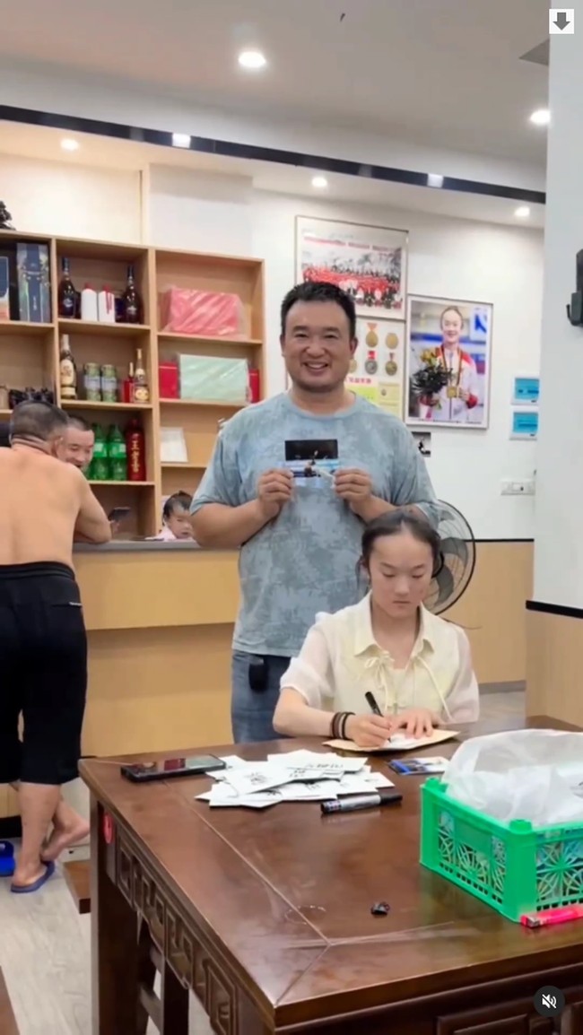 Video yang diunggah di media sosial Douyin memperlihatkan Zhou Yaqin yang pulang sebagai pahlawan nasional. Zhou yang terlihat belum kembali berlatih dan masih menghabiskan waktu dengan orang-orang terdekat tampak membantu bisnis keluarga. Begini posenya saat di restoran orang tuanya. Foto: Dok. Instagram @mychinatrip