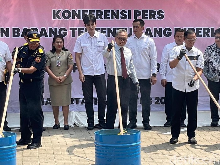 Zulhas Musnahkan Barang Impor Ilegal
