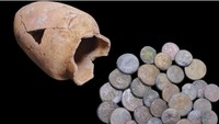 Sebanyak 38 koin yang ditemukan di situs tersebut berasal dari periode Ptolemeus (304 hingga 30 SM), ketika salah satu keturunan Jenderal Alexander Agung memerintah Mesir. Mata uang kuno tersebut menampilkan gambar dewa-dewa Yunani dan Mesir kuno seperti Dewa Yunani Zeus dan Dewa Mesir Amon. Foto: (Dokumentasi Kementerian Pariwisata dan Kepurbakalaan Mesir)
