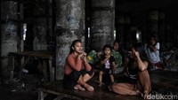Namun, dari sisi jumlah, sebagian besar penduduk miskin masih berada di Pulau Jawa, yakni 13,24 juta orang. Sedangkan, jumlah penduduk miskin terendah berada di Pulau Kalimantan, yaitu 94 ribu orang.