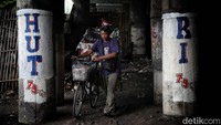 Sejumlah warga beraktivitas di kawasan kolong Tol Wiyoto Wiyono, Tanjung Priok, Jakarta Utara, Selasa (20/8/2024).