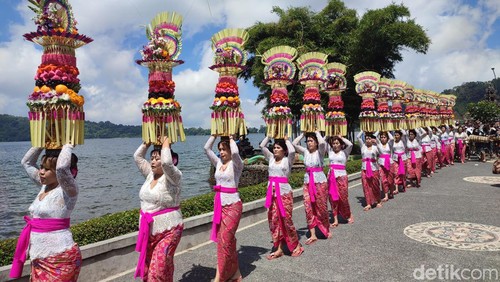 Acara penutupan parade gebogan dan baleganjur di Ulun Danu Beratan, Tabanan, Bali, Senin (19/8/2024). (Ahmad Firizqi Irwan)