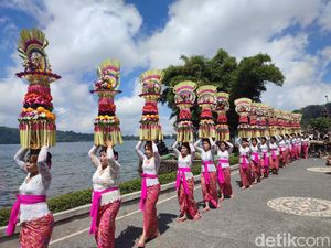 Kunjungan Turis Naik 30 Persen Selama Parade Gebogan di Ulun Danu